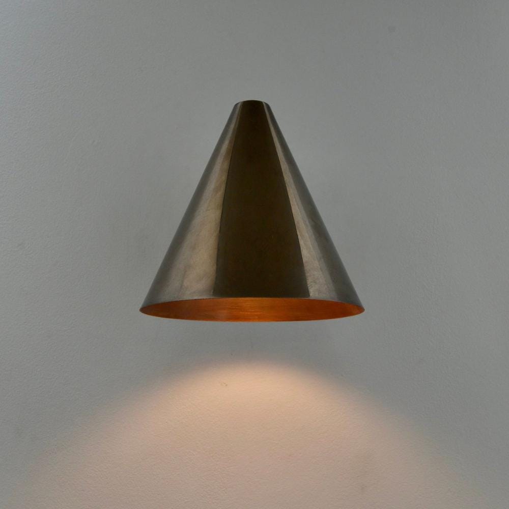 Lámpara de pared cónica minimalista de latón Coniva