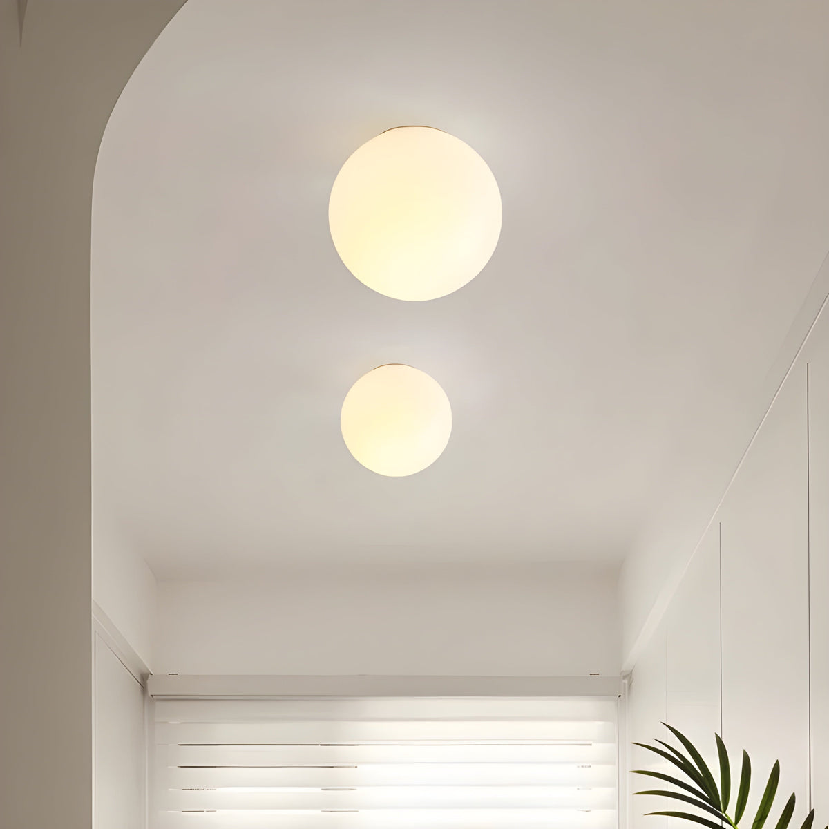 Lámpara de pared Orbelle minimalista de vidrio esmerilado
