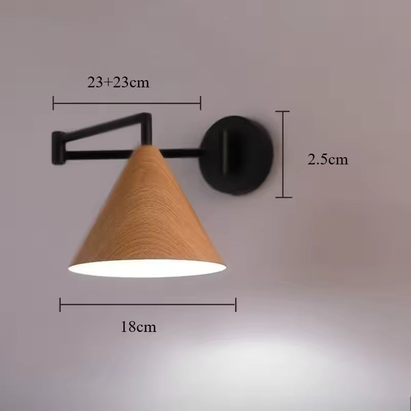 Lámpara de pared Linnoro con brazo articulado y acabado efecto madera escandinavo