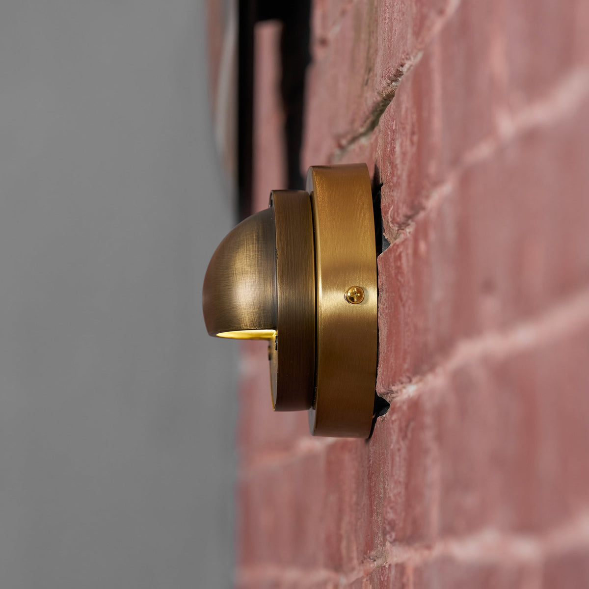 Aplique de pared compacto de latón