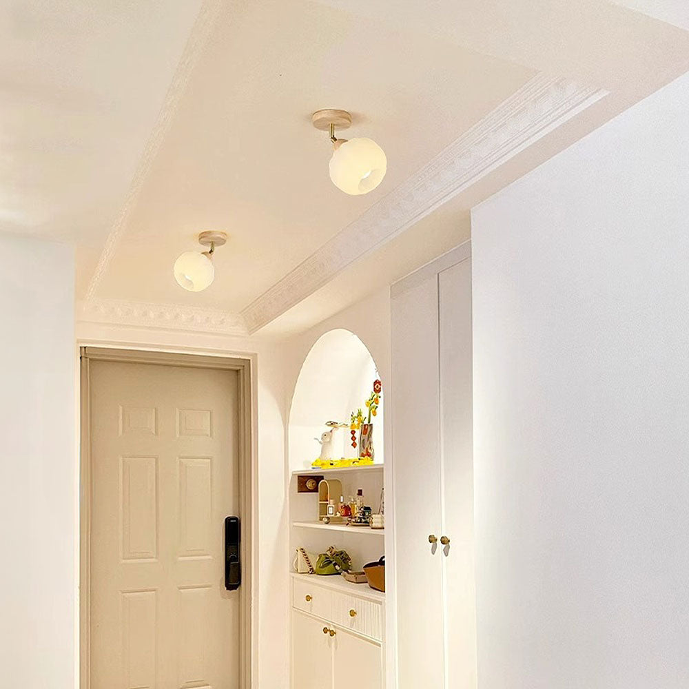 Foco de techo minimalista en crema y madera