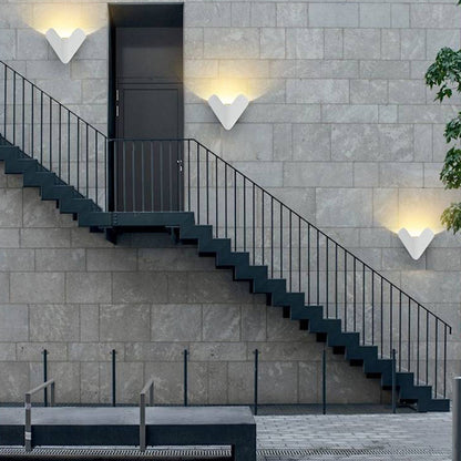 Lámpara de pared exterior minimalista de metal en forma de triángulo