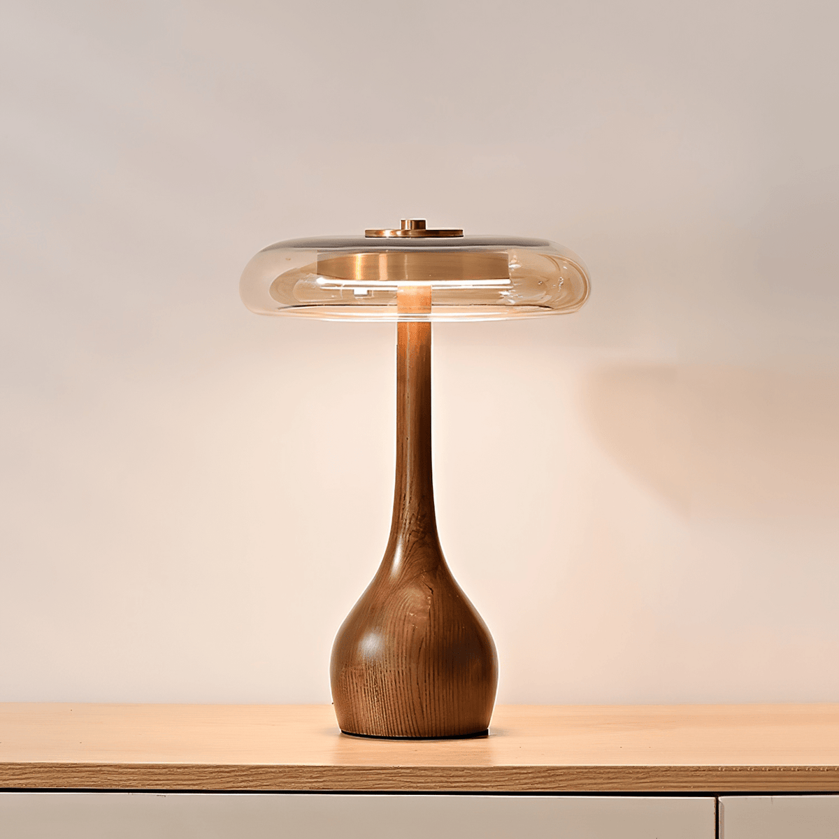 Lámpara de mesa de nogal Quilven Mid-Century