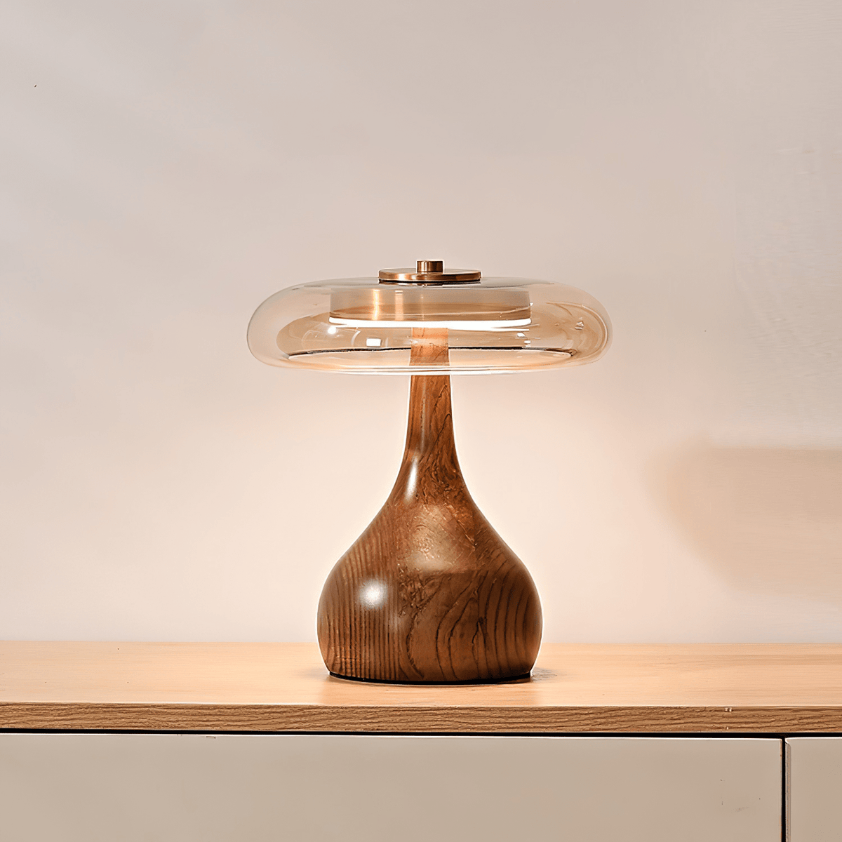 Lámpara de mesa de nogal Quilven Mid-Century