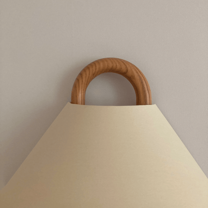Lámpara de pared contemporánea con pliegues