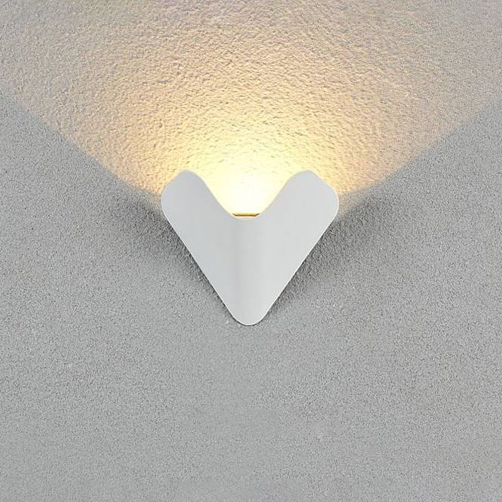 Lámpara de pared exterior minimalista de metal en forma de triángulo