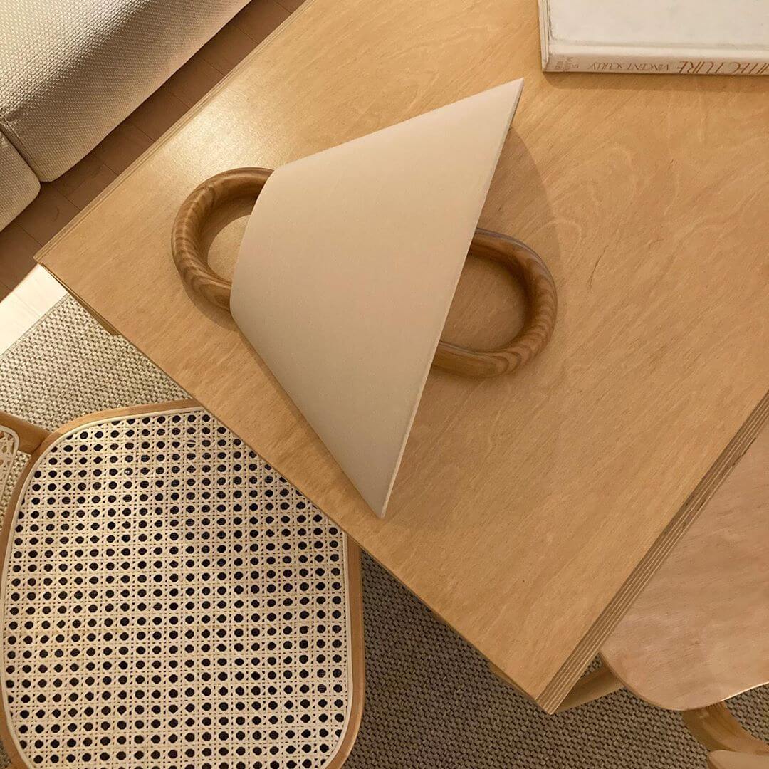 Lámpara de pared contemporánea con pliegues