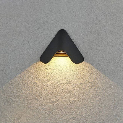 Lámpara de pared exterior minimalista de metal en forma de triángulo