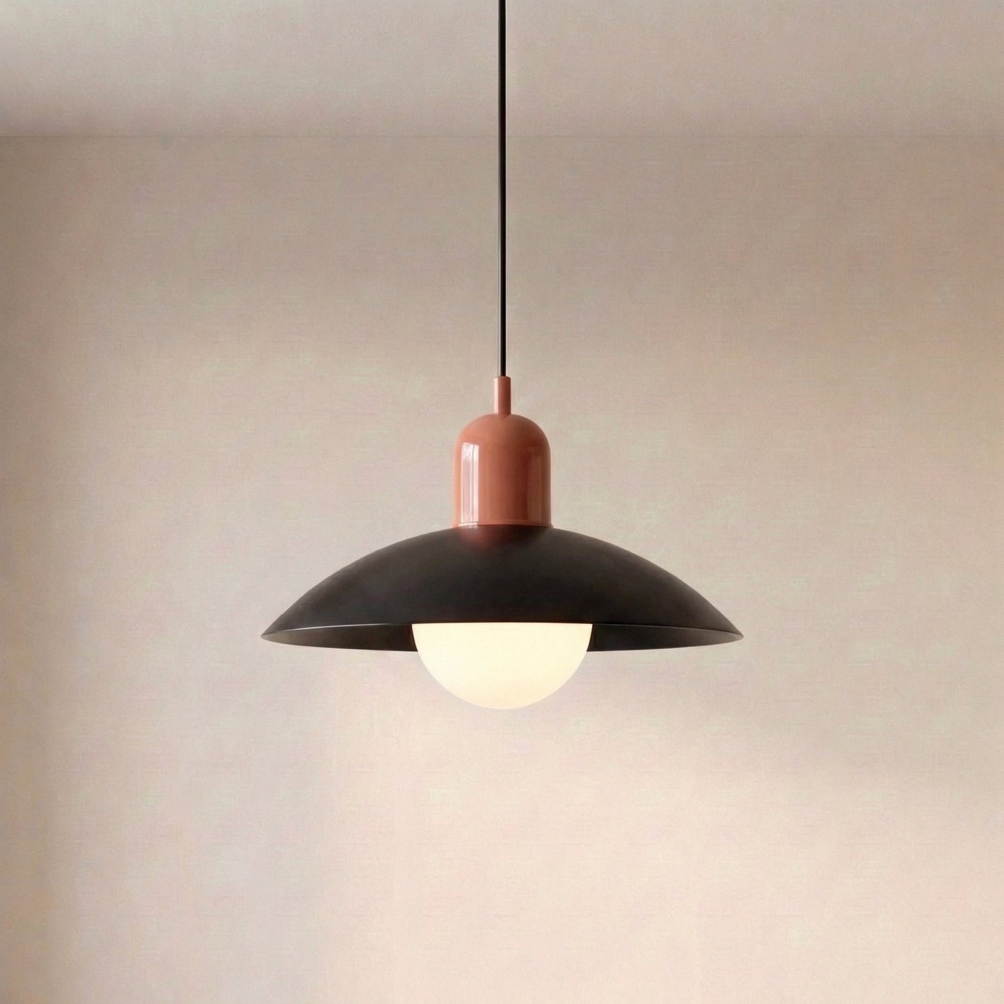 Lámpara colgante moderna con diseño de color