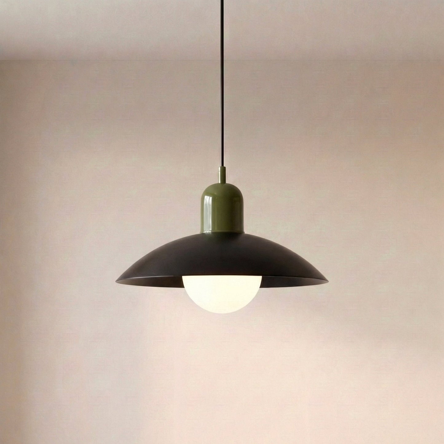 Lámpara colgante moderna con diseño de color