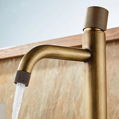 Grifo mezclador de lavabo de un solo orificio Onyxbrel industrial en latón cepillado antiguo