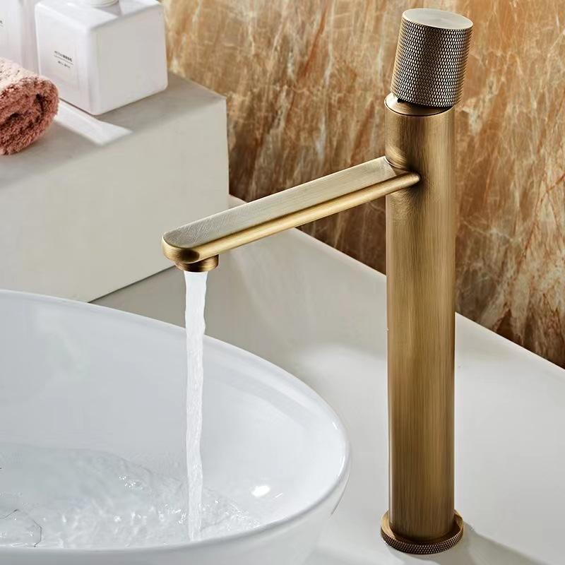 Grifo mezclador de lavabo de un solo orificio Onyxbrel industrial en latón cepillado antiguo