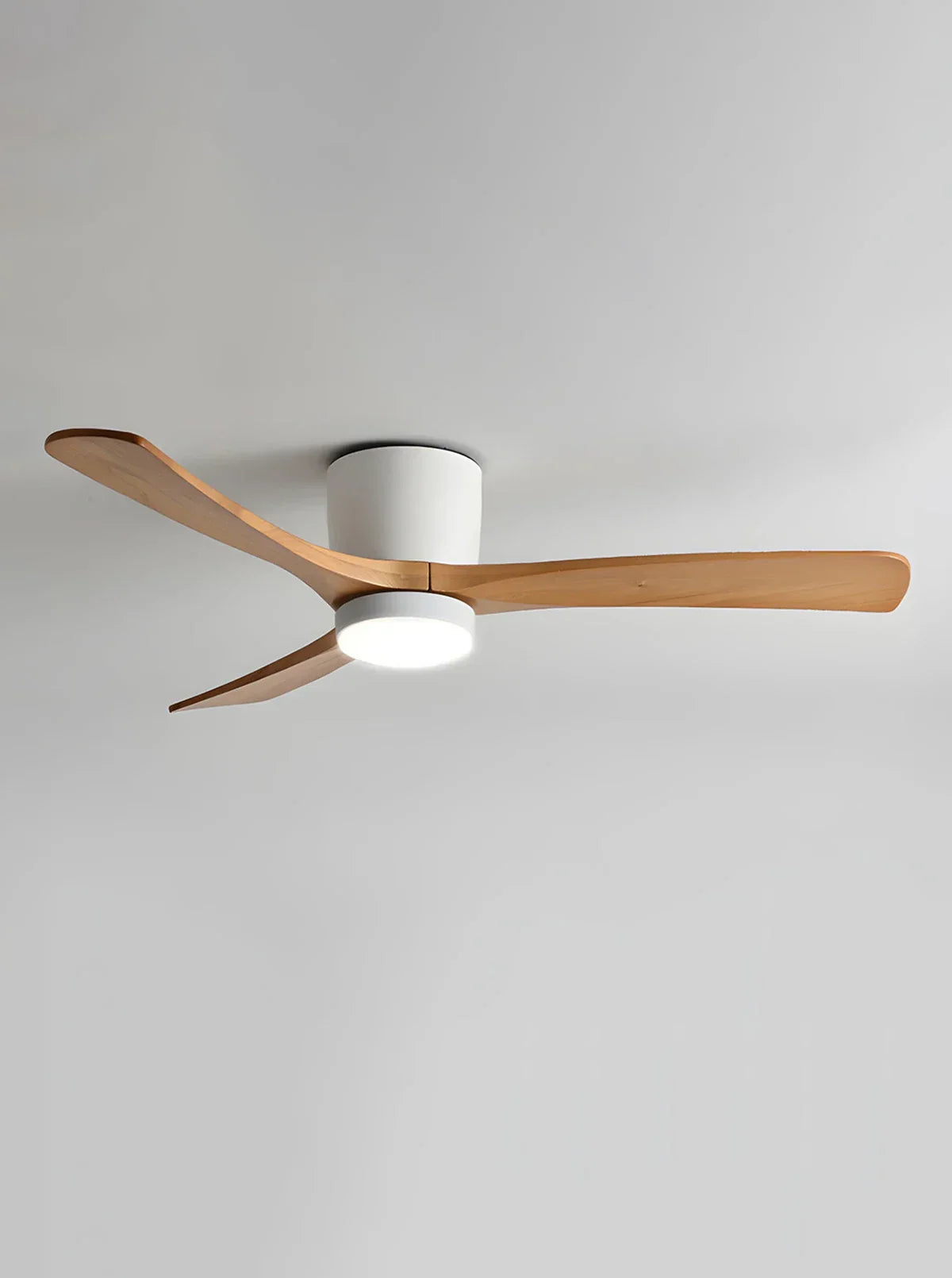 Ventilador de techo moderno con luz y hélice de madera