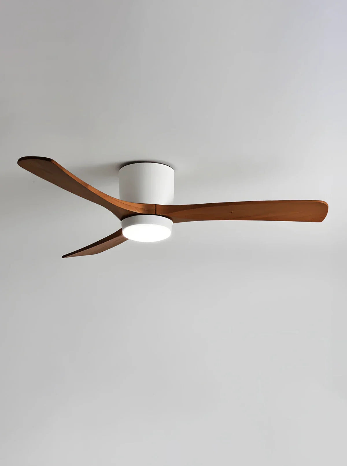 Ventilador de techo moderno con luz y hélice de madera