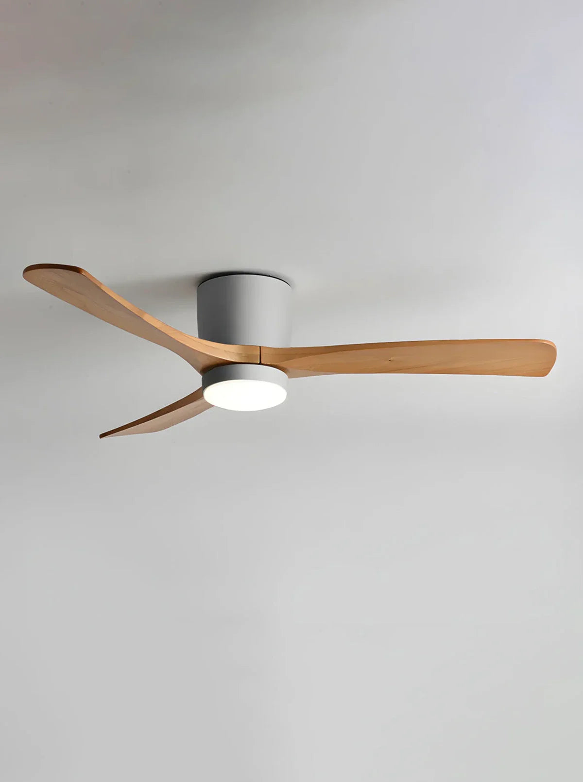 Ventilador de techo moderno con luz y hélice de madera