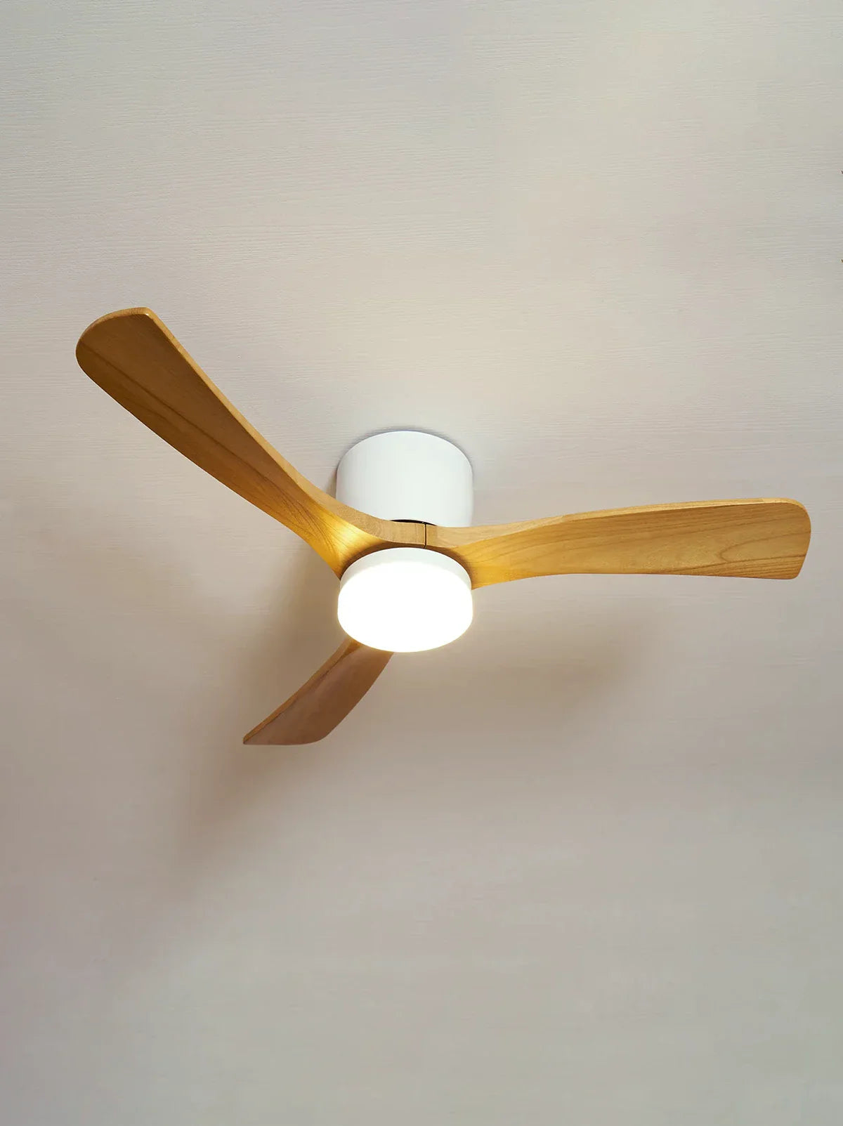 Ventilador de techo moderno con luz y hélice de madera