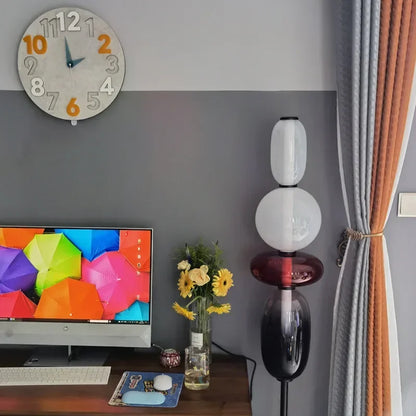 Lámpara de pie de diseño con detalles de color