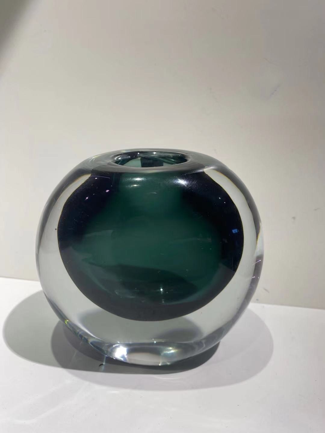 Jarrón de Vidrio Elegante – Arte y Artesanía Atemporales