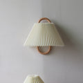 Lámpara de pared contemporánea con pliegues