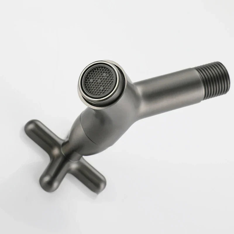 Grifo de agua fría de latón montado en la pared