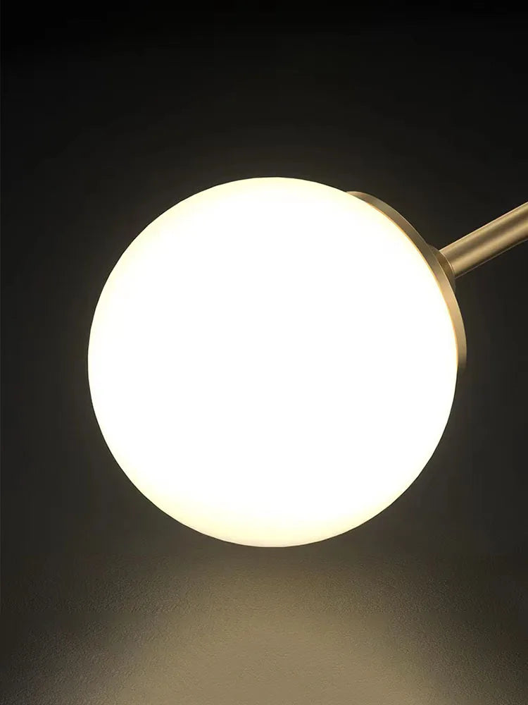 Lámpara de mesa con globo de vidrio dorado