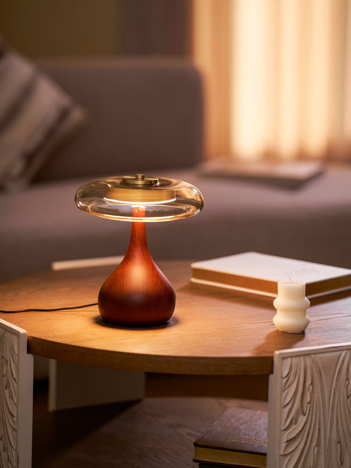 Lámpara de mesa de nogal Quilven Mid-Century