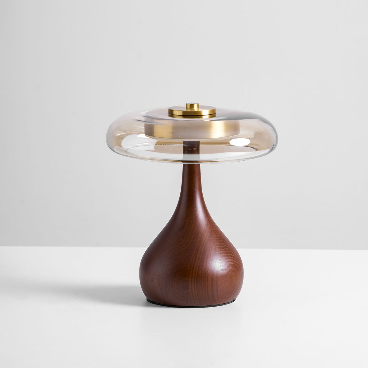 Lámpara de mesa de nogal Quilven Mid-Century