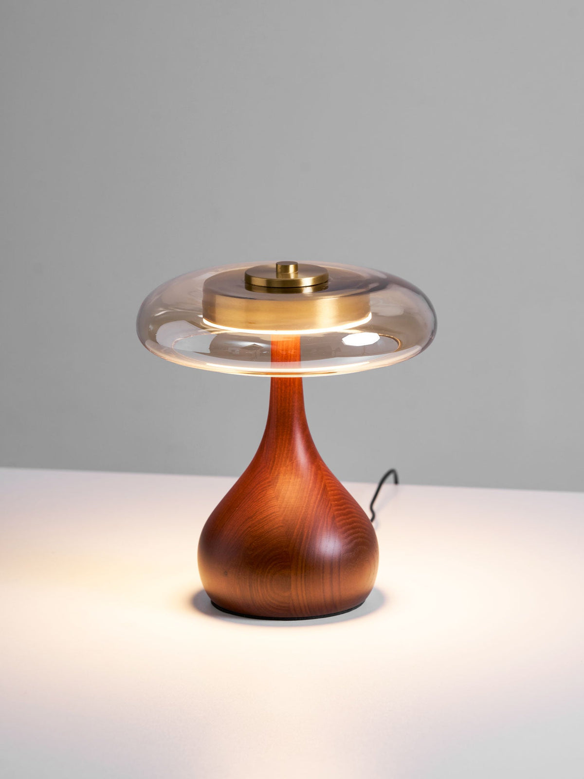 Lámpara de mesa de nogal Quilven Mid-Century