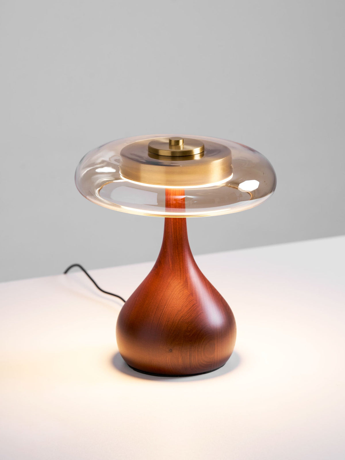 Lámpara de mesa de nogal Quilven Mid-Century