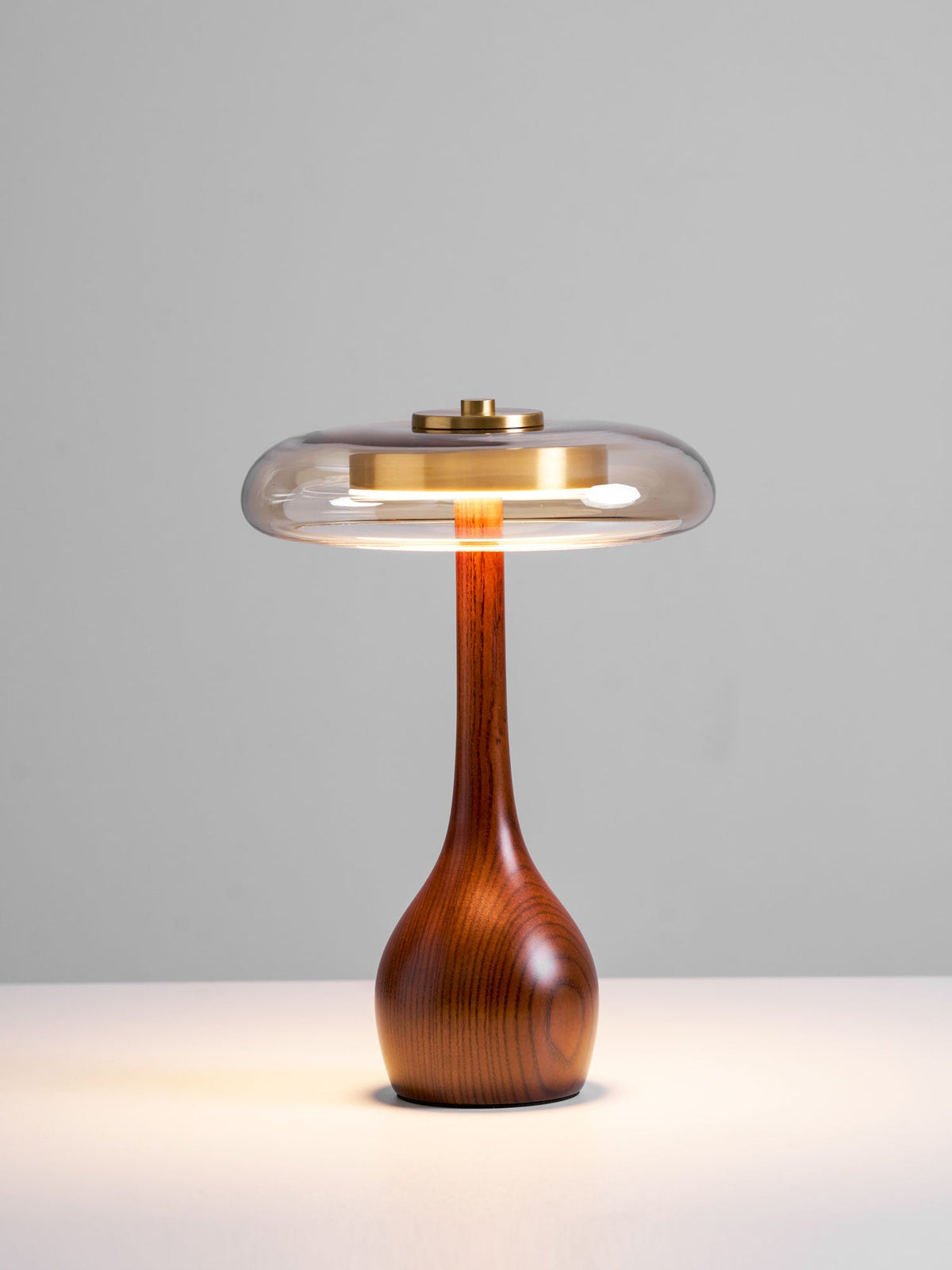 Lámpara de mesa de nogal Quilven Mid-Century