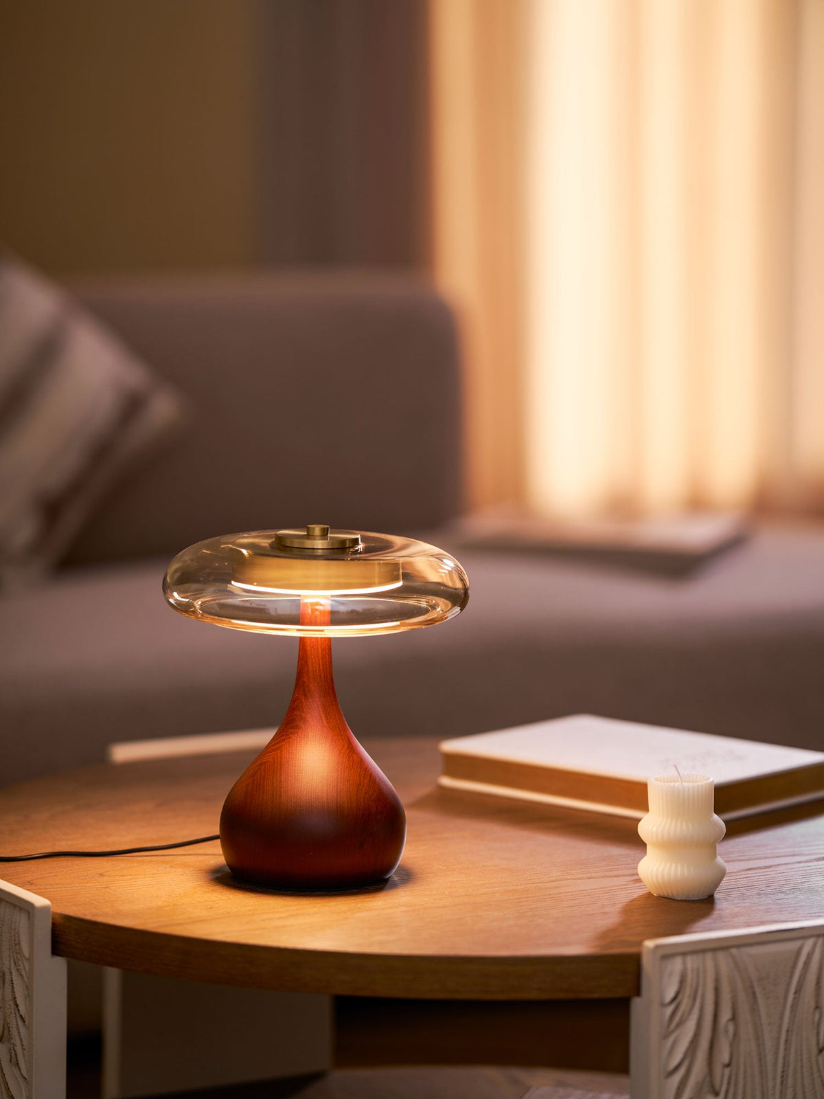 Lámpara de mesa de nogal Quilven Mid-Century