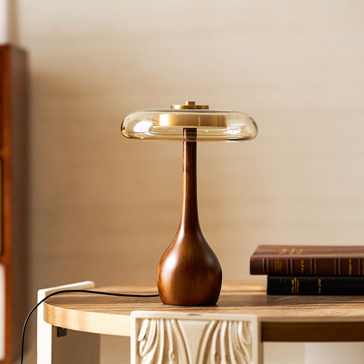 Lámpara de mesa de nogal Quilven Mid-Century