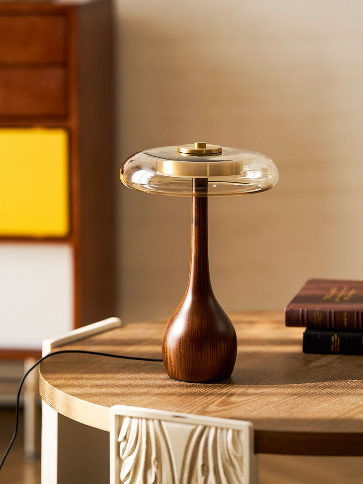 Lámpara de mesa de nogal Quilven Mid-Century