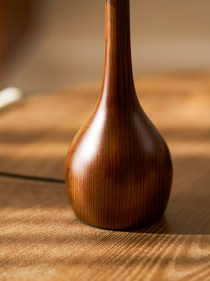 Lámpara de mesa de nogal Quilven Mid-Century