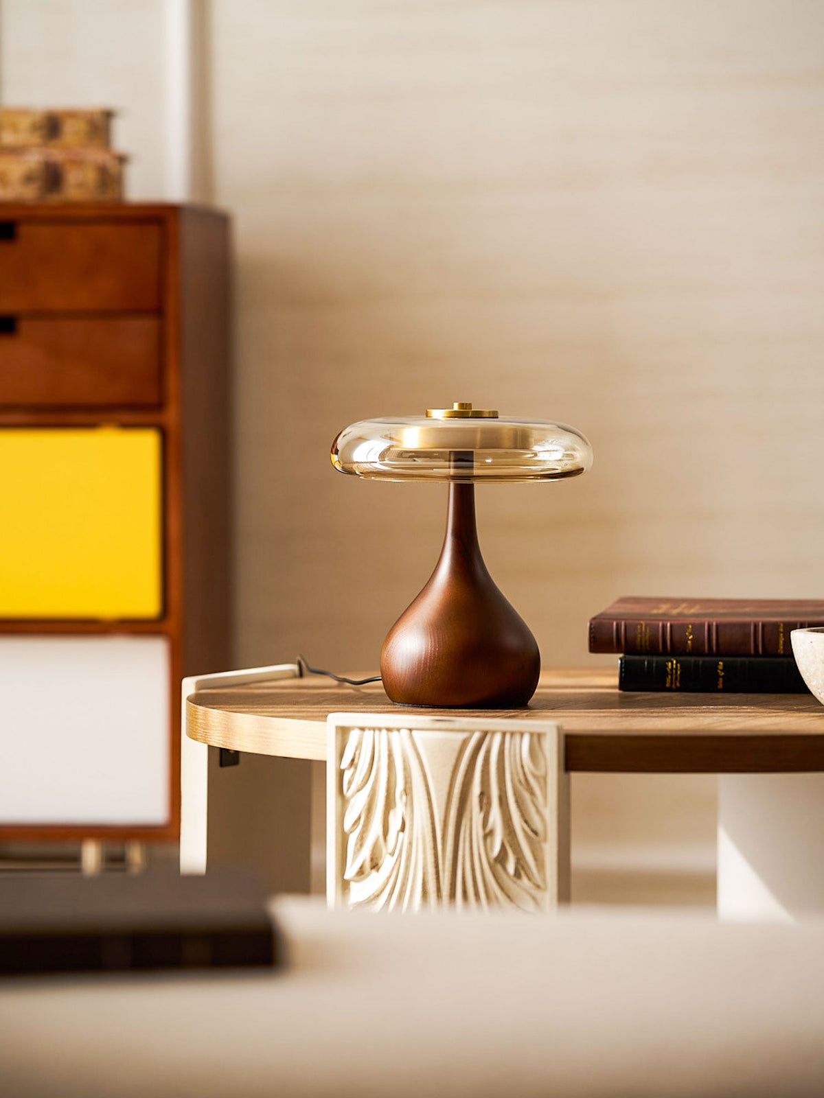 Lámpara de mesa de nogal Quilven Mid-Century