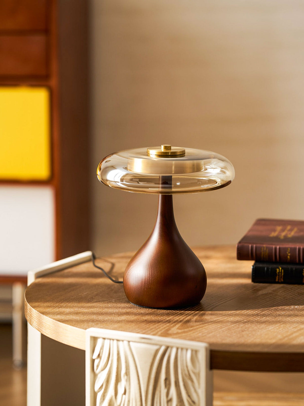 Lámpara de mesa de nogal Quilven Mid-Century