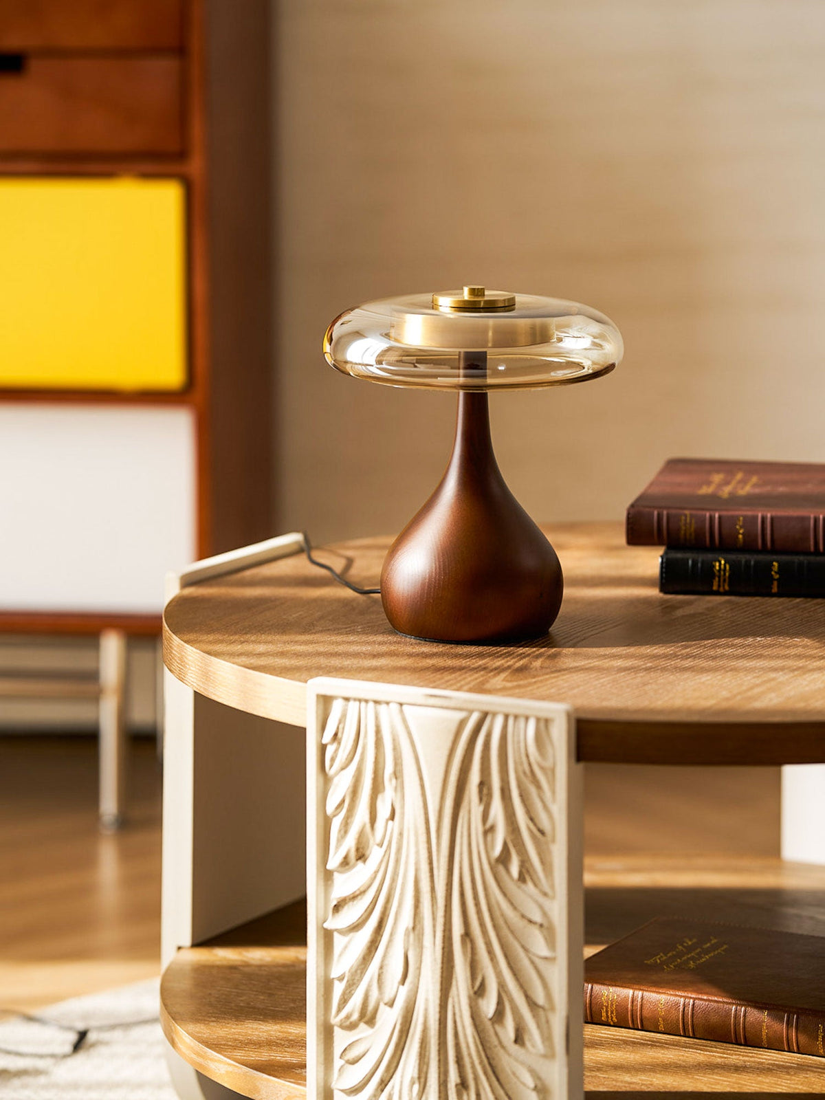 Lámpara de mesa de nogal Quilven Mid-Century