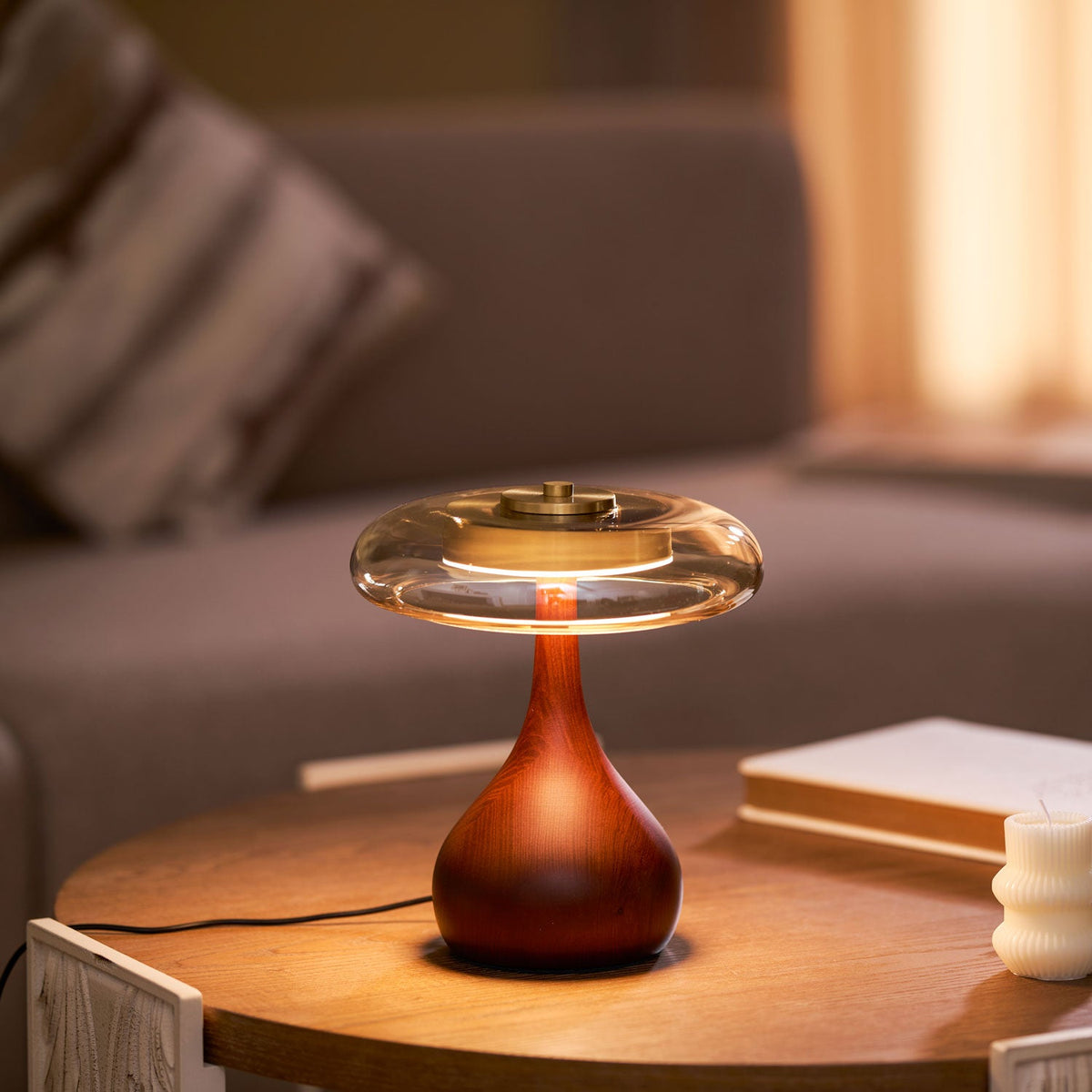 Lámpara de mesa de nogal Quilven Mid-Century