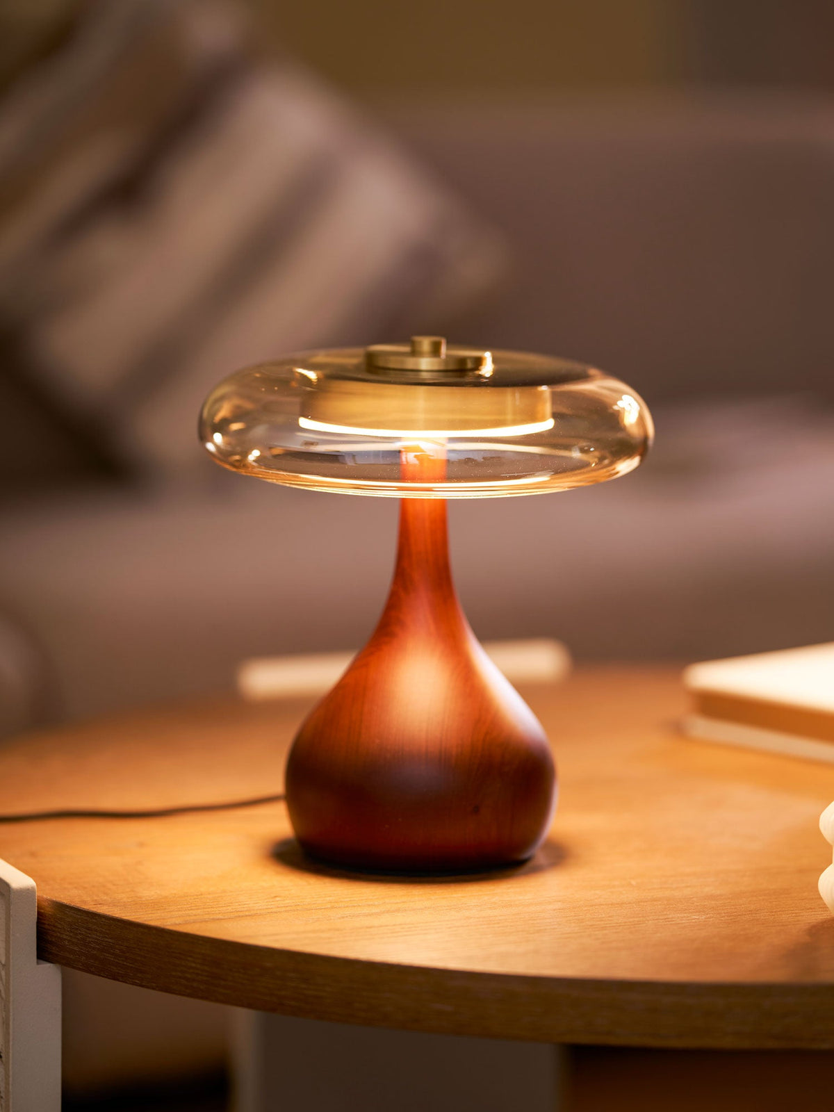 Lámpara de mesa de nogal Quilven Mid-Century