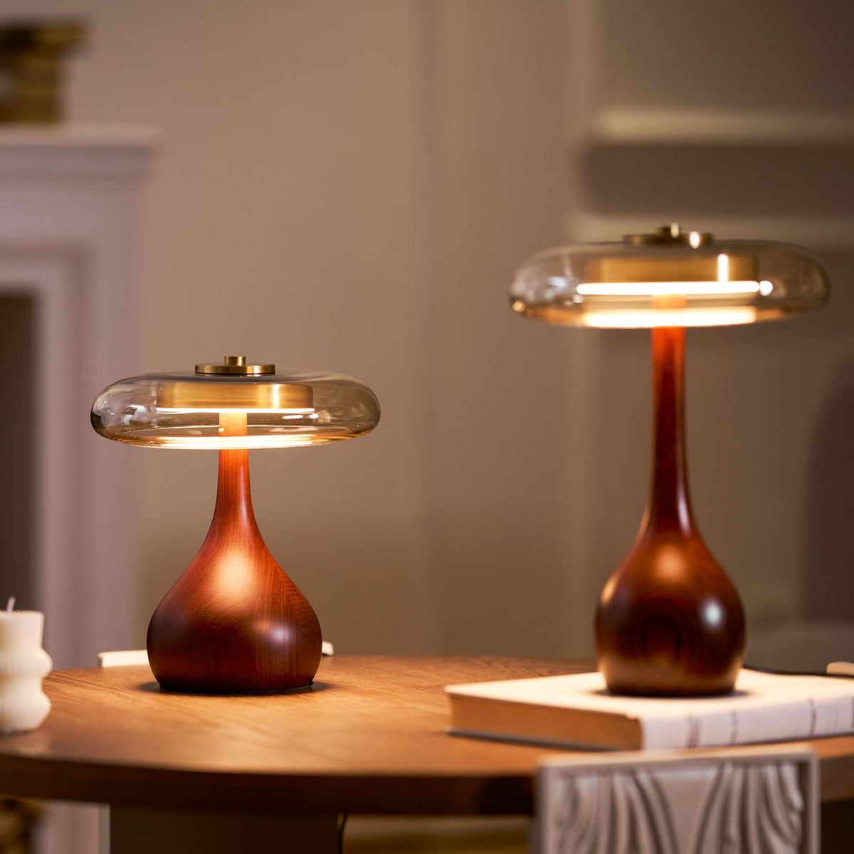 Lámpara de mesa de nogal Quilven Mid-Century
