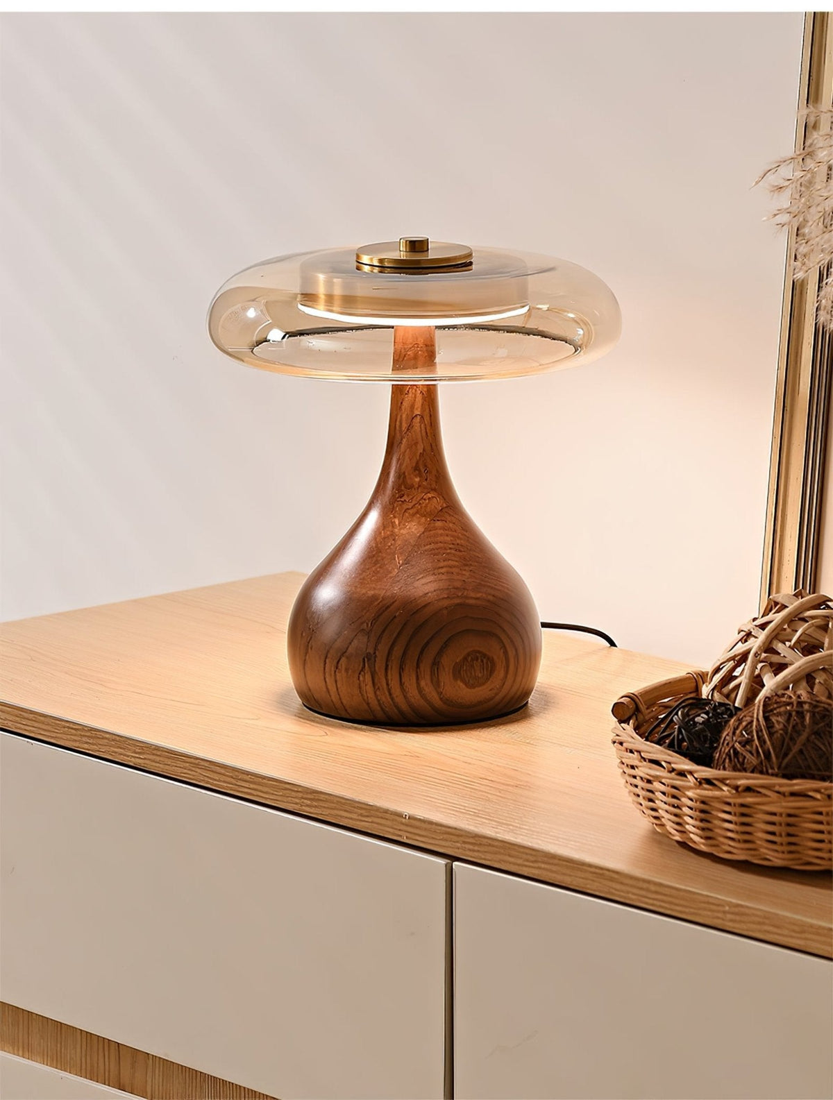 Lámpara de mesa de nogal Quilven Mid-Century