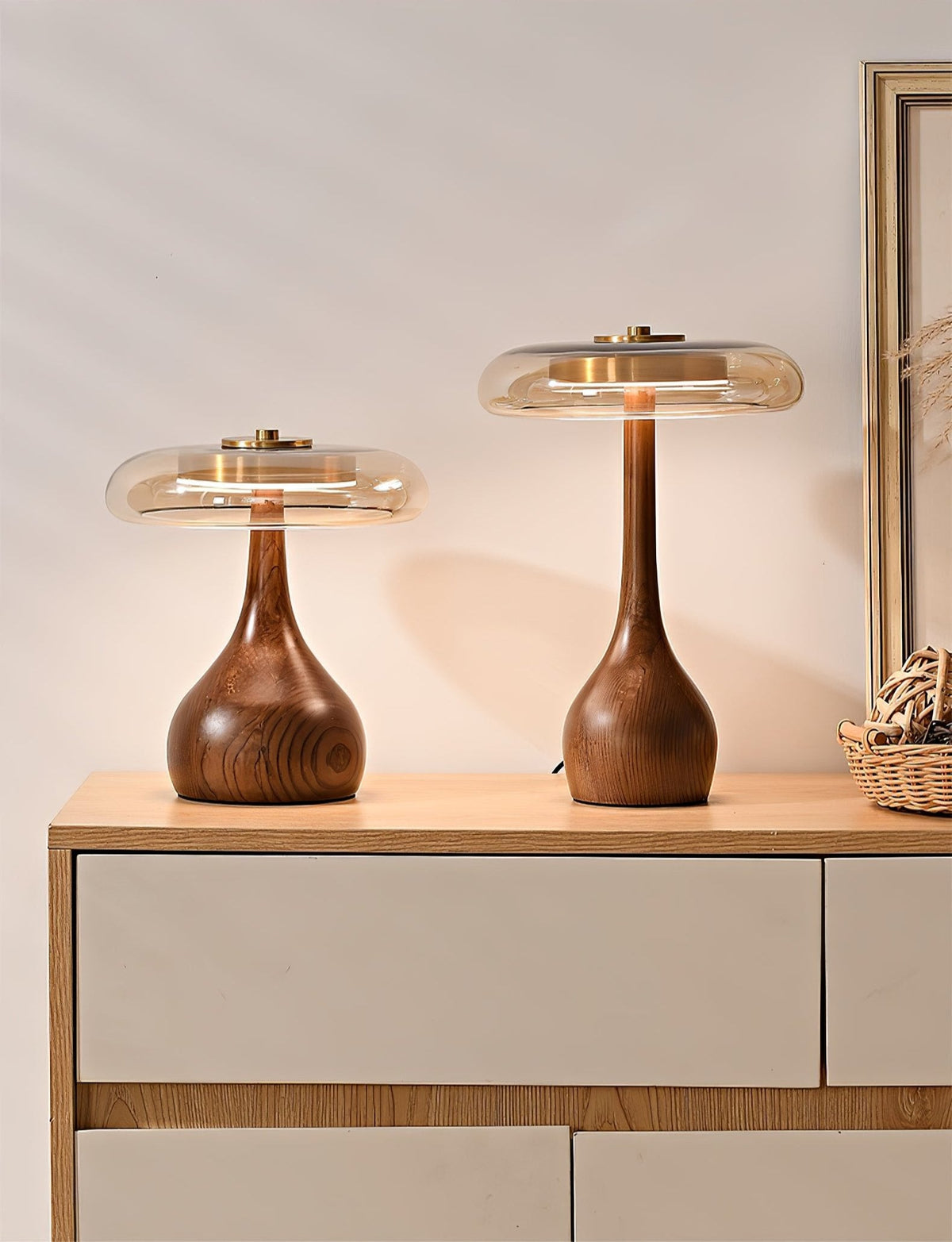 Lámpara de mesa de nogal Quilven Mid-Century