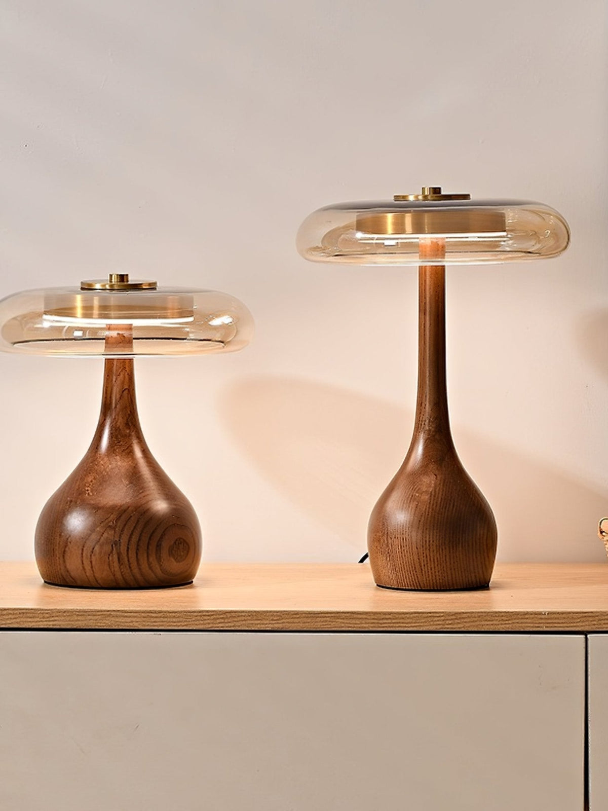 Lámpara de mesa de nogal Quilven Mid-Century