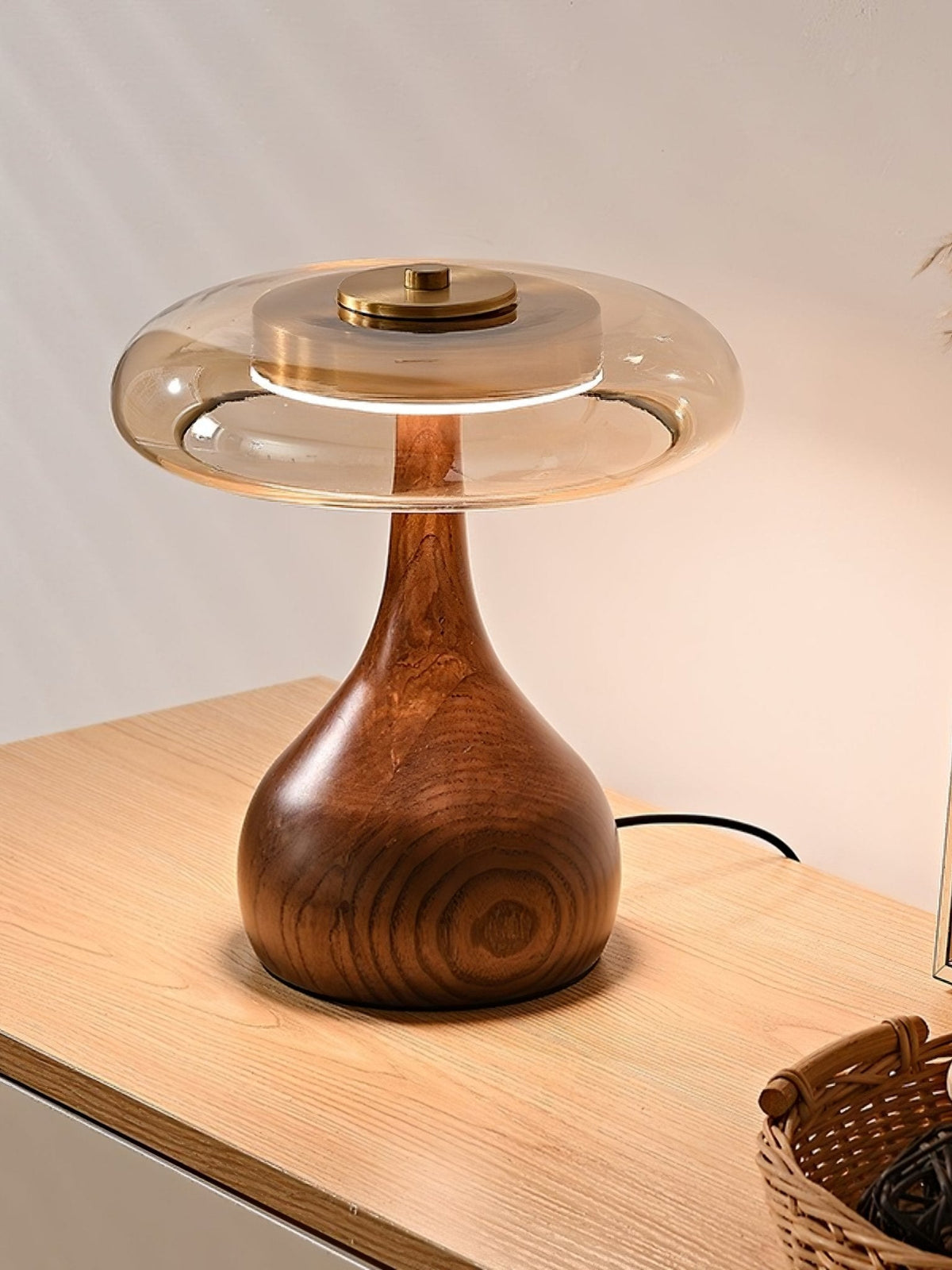 Lámpara de mesa de nogal Quilven Mid-Century