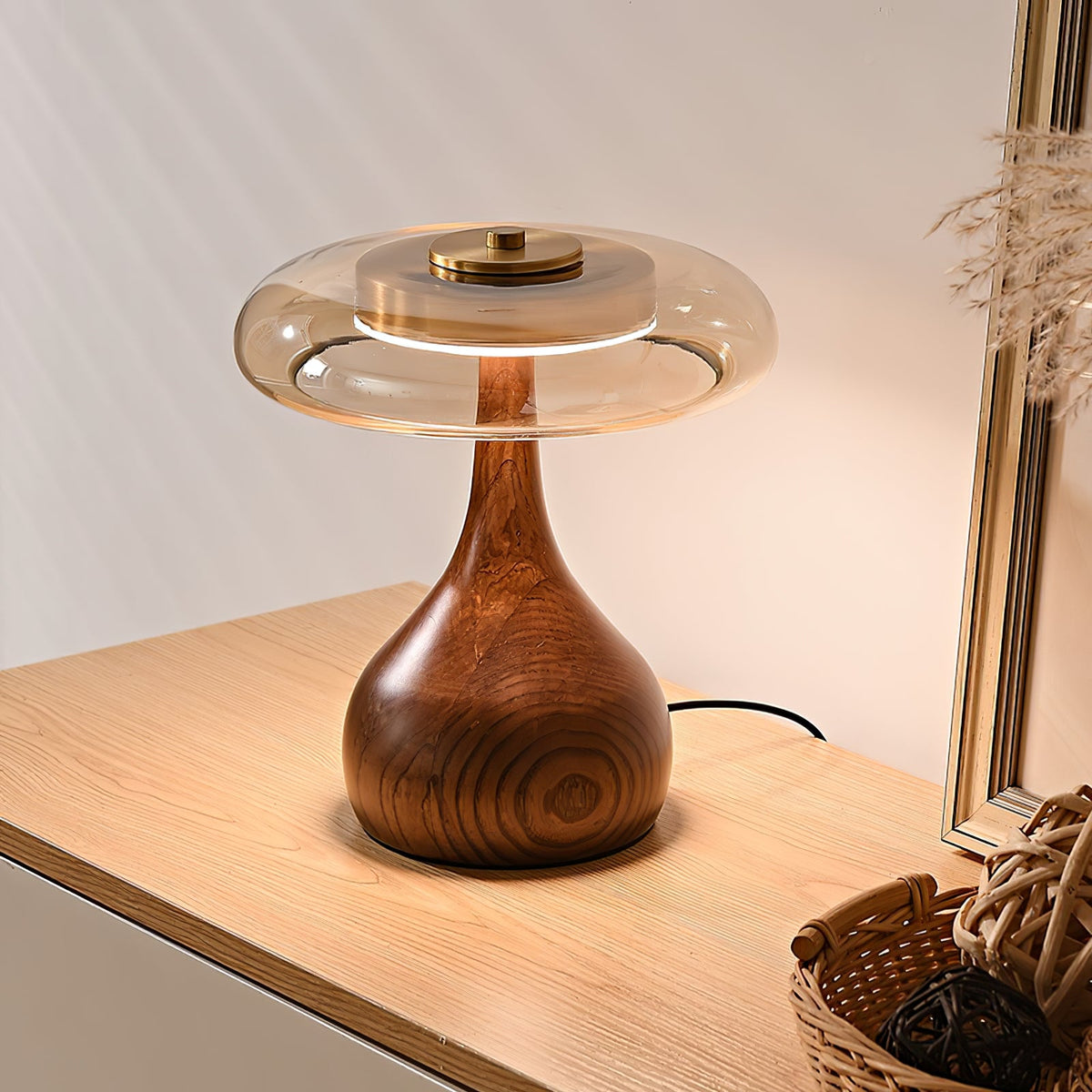 Lámpara de mesa de nogal Quilven Mid-Century