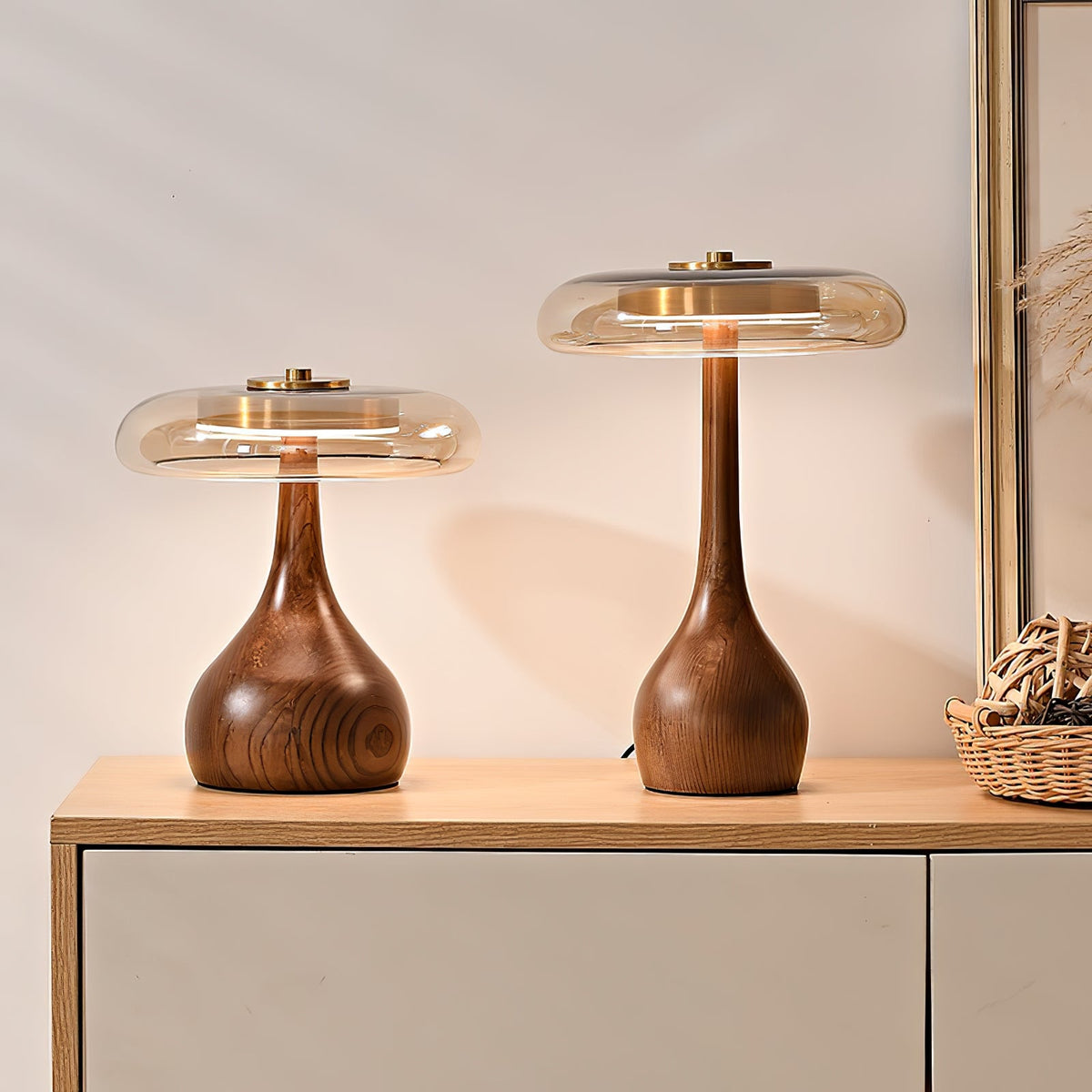Lámpara de mesa de nogal Quilven Mid-Century