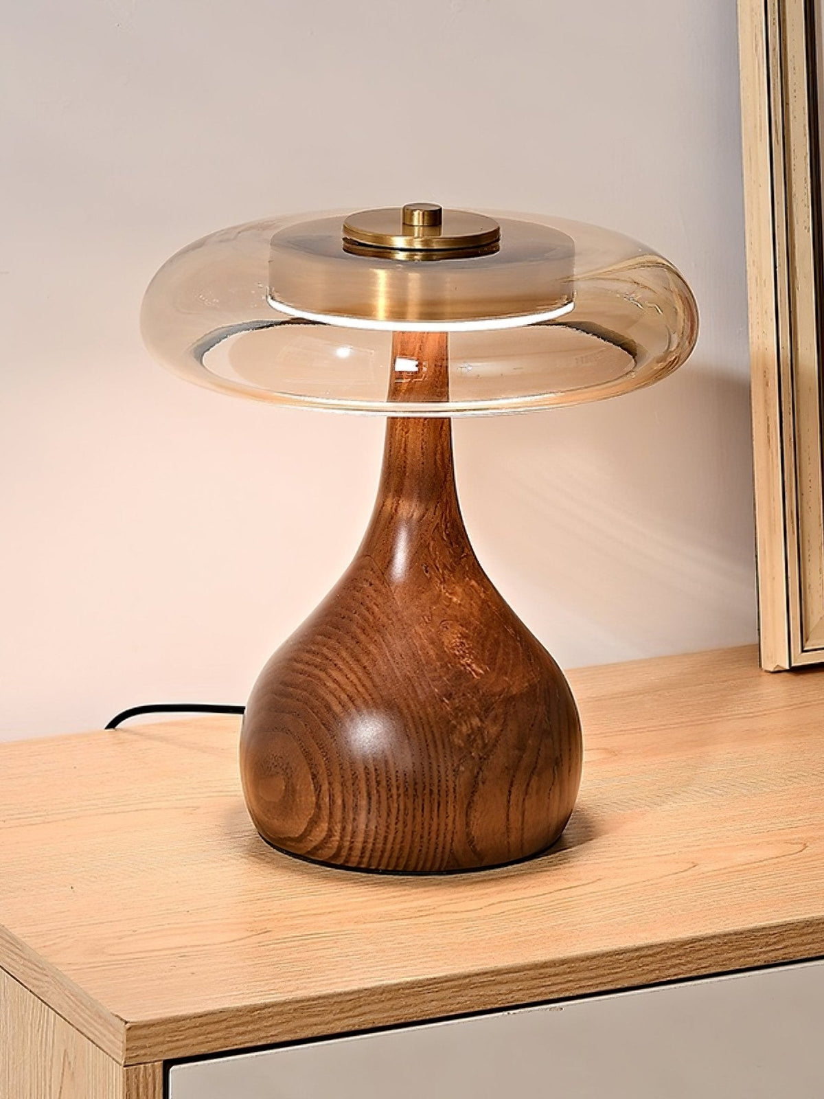 Lámpara de mesa de nogal Quilven Mid-Century