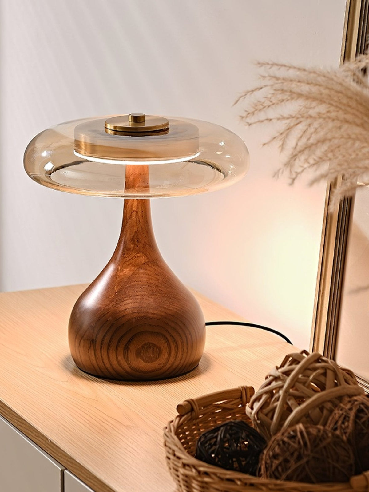 Lámpara de mesa de nogal Quilven Mid-Century