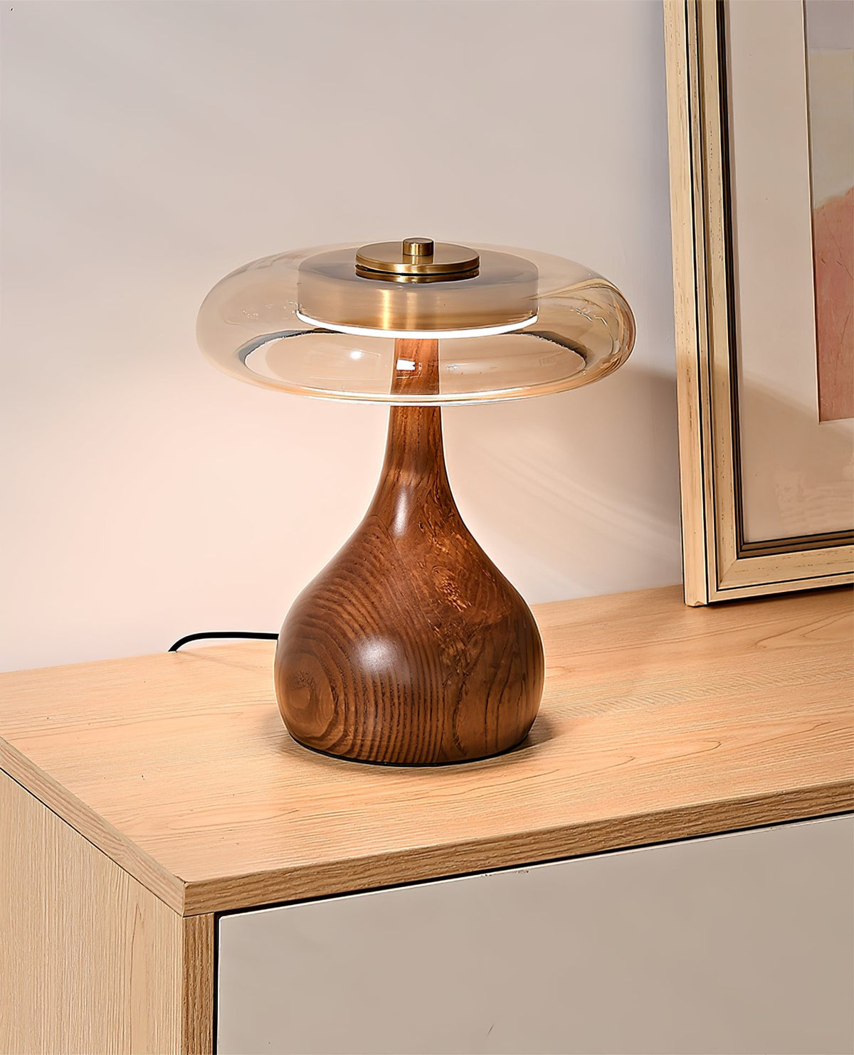 Lámpara de mesa de nogal Quilven Mid-Century
