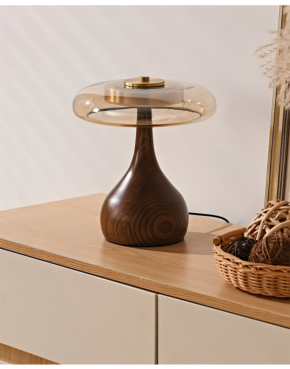 Lámpara de mesa de nogal Quilven Mid-Century